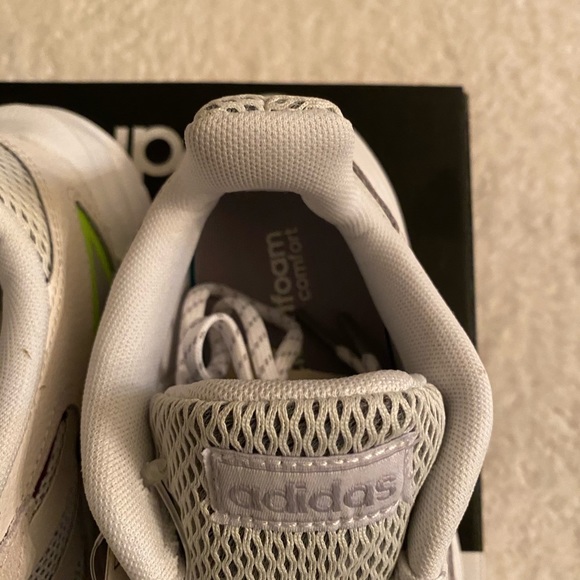 NIB Authentic Adidas 90s Valasion Running Sneakers - Picture 4 of 8